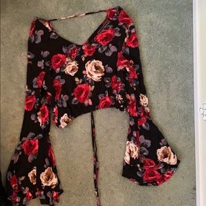 Cute floral cropped shirt with flowy sleeves
